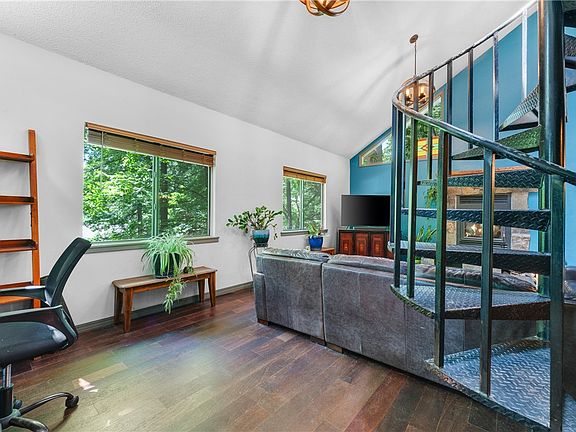 5th image of 1824 N Applebury Pl
