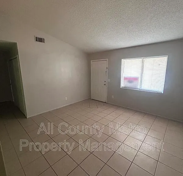 2539 Ridgewood Ave — Photo 2