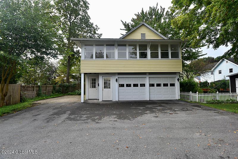 5th image of 134 Lincoln Ave