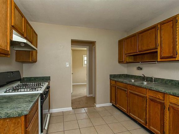 4th image of 1424 Salton Dr