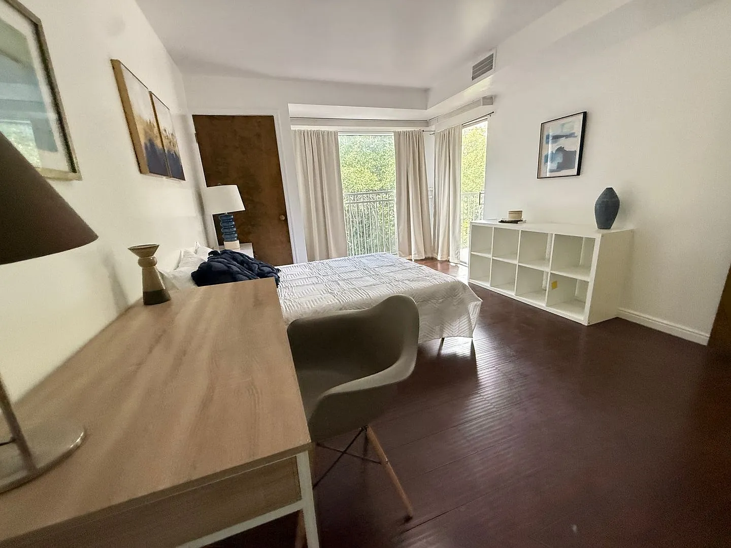 Spacious Modern-Style Furnished Private Guy Room Floor to Ceiling windows - 3 block from U campus — Photo 4