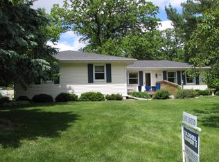 990 Morrison Dr, Robins, IA 52328