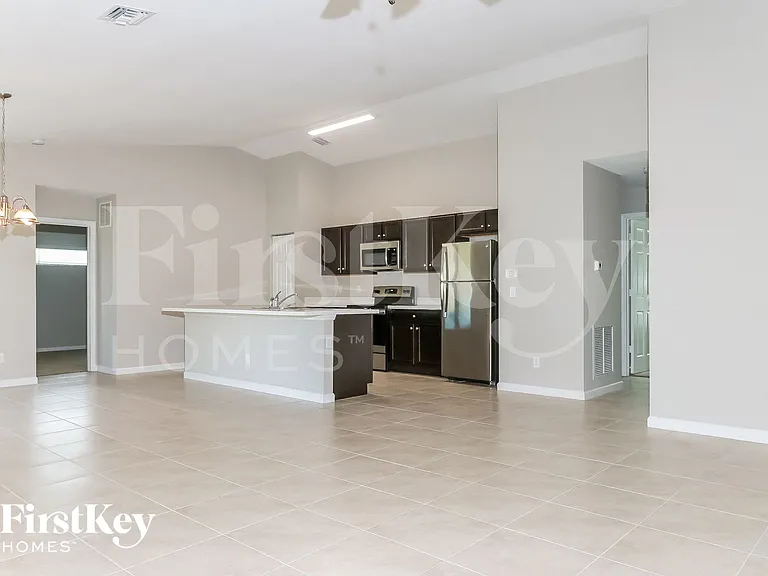 1158 SW Eleuthera Ave — Photo 4