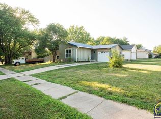 3851 SW Cambridge Ave, Topeka, KS 66610