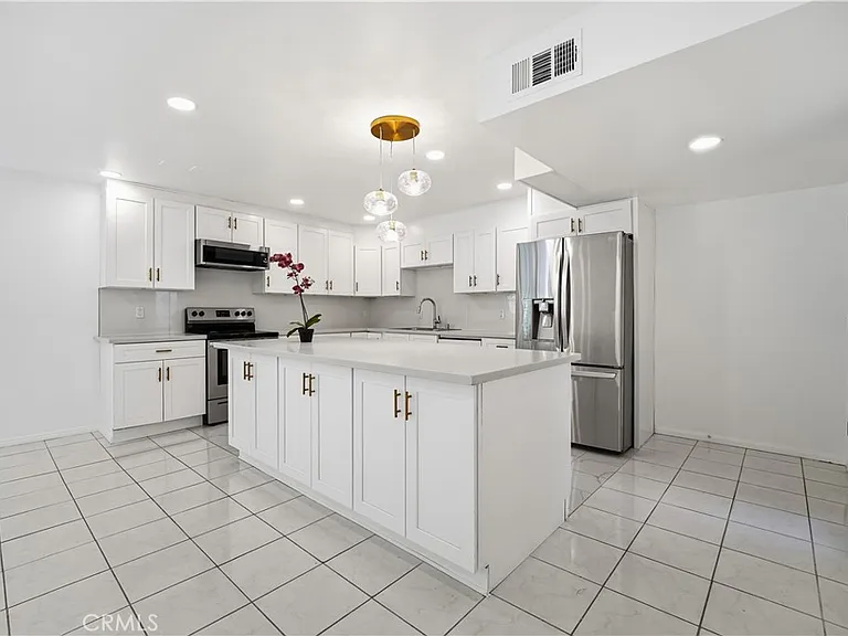 5301 Balboa Blvd #F7 — Photo 3