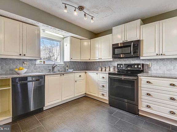 4th image of 1828 Lasalle Pl