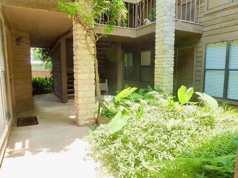 Small, quiet complex of 13 units with a pretty courtyard.