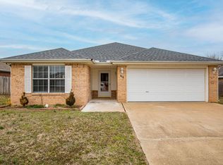 920 Honeysuckle Dr, Centerton, AR 72719
