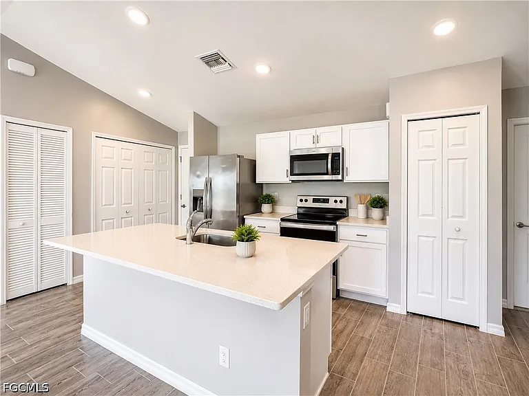 2728 NE 5th Place Cpe — Photo 8