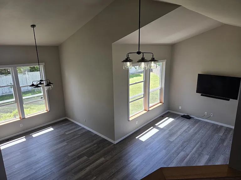 1910 Hawk Ct — Photo 3