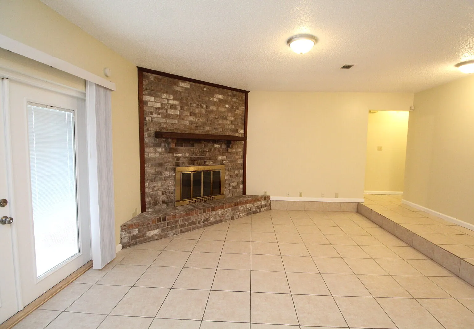 3 bed, 2.0 bath, 1570 sqft, $1,650 — Photo 4
