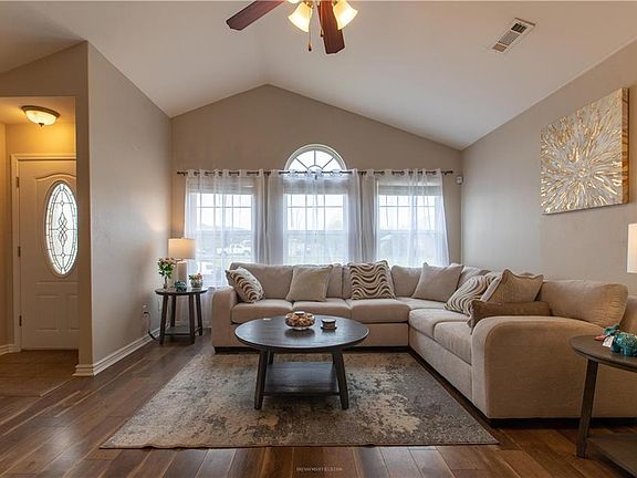 5th image of 1330 Laurie Ln