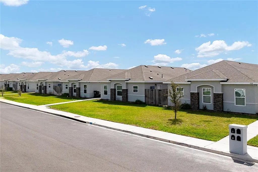 3 bed, 2.0 bath, 1140 sqft, $1,225 — Photo 2