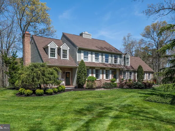 10 Foxhill Dr, Southampton, NJ 08088