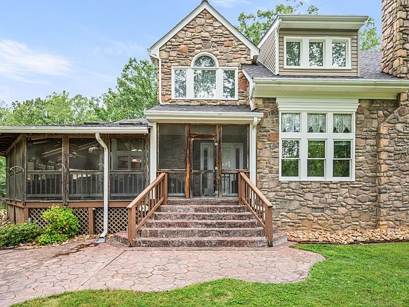2nd image of 372 Hidden Treasure Ln