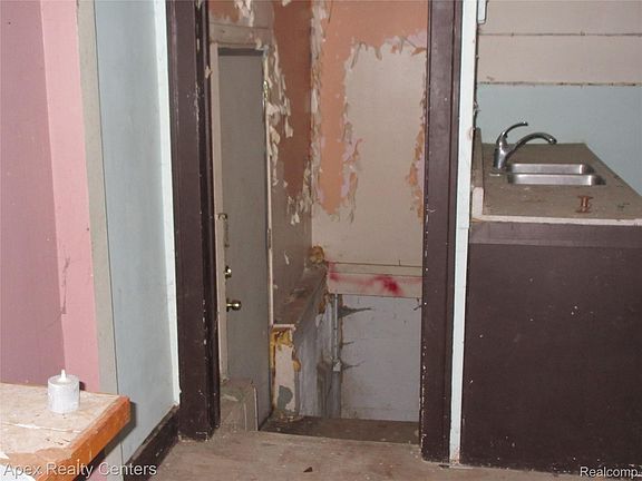 3rd image of 3609 Whitney Ave