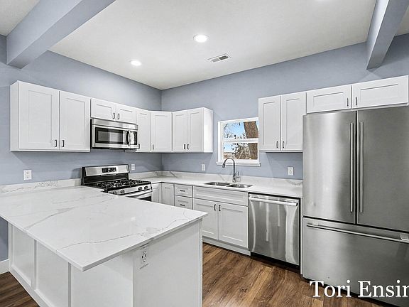 3rd image of 305 W Congress St