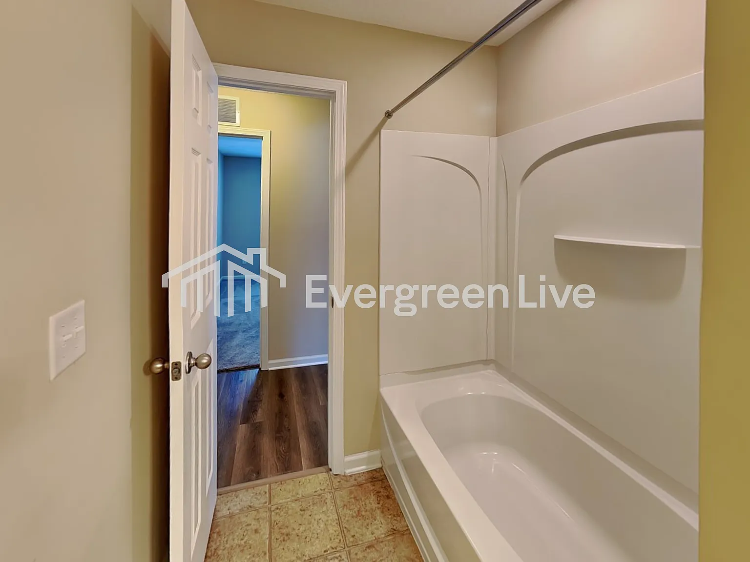 4 bed, 2.0 bath, 2080 sqft, $2,195 — Photo 3