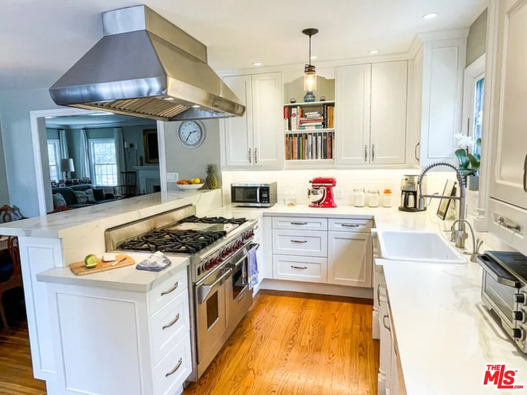 934 S Dunsmuir Ave — Photo 6