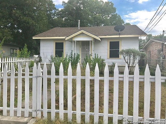 1st image of 204 Robert E Lee St