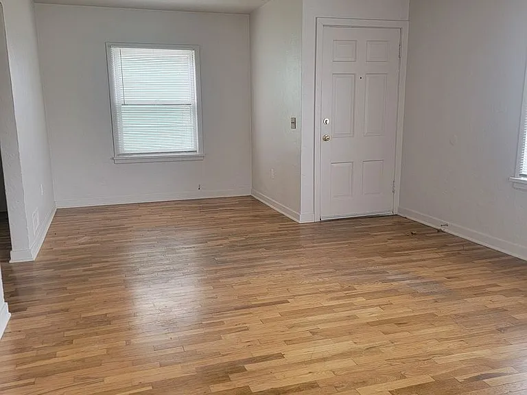 1513 Evergreen St — Photo 3