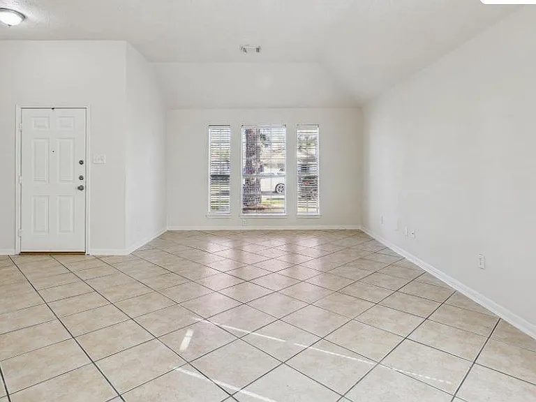 9423 Rippling Fields Dr — Photo 3