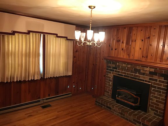 Dining room w/ gas fireplace