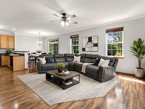 2nd image of 625 Arbor Cir
