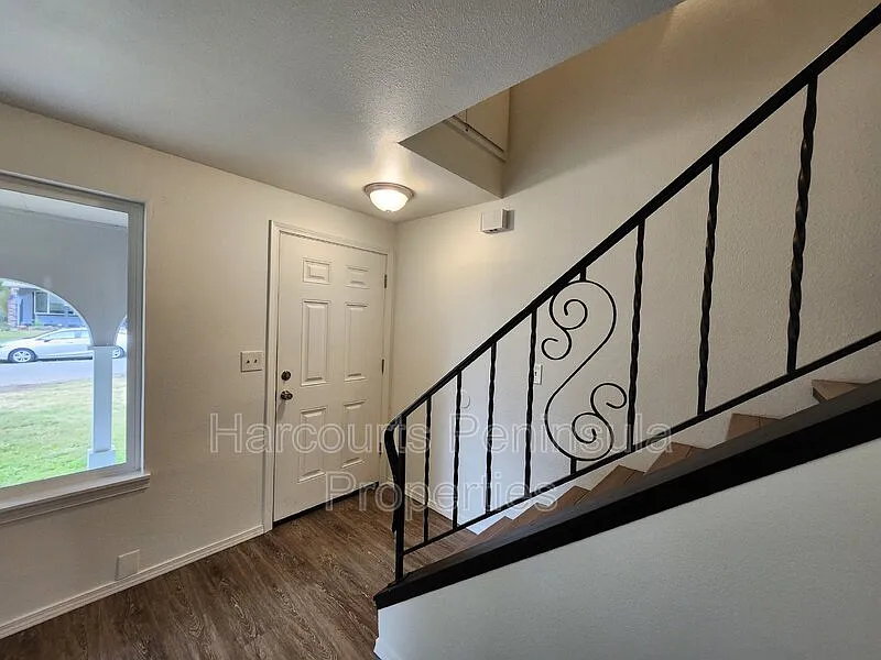 2 bed, 1.5 bath, 1079 sqft, $2,050 — Photo 3