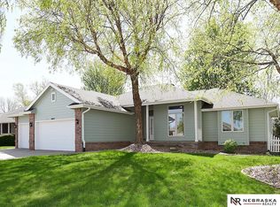 20911 Hampton Cir, Gretna, NE 68028