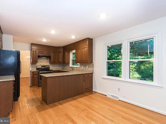 4th image of 405 Baker Ln