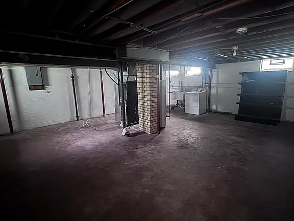 3rd image of 1819 Oakmount Rd