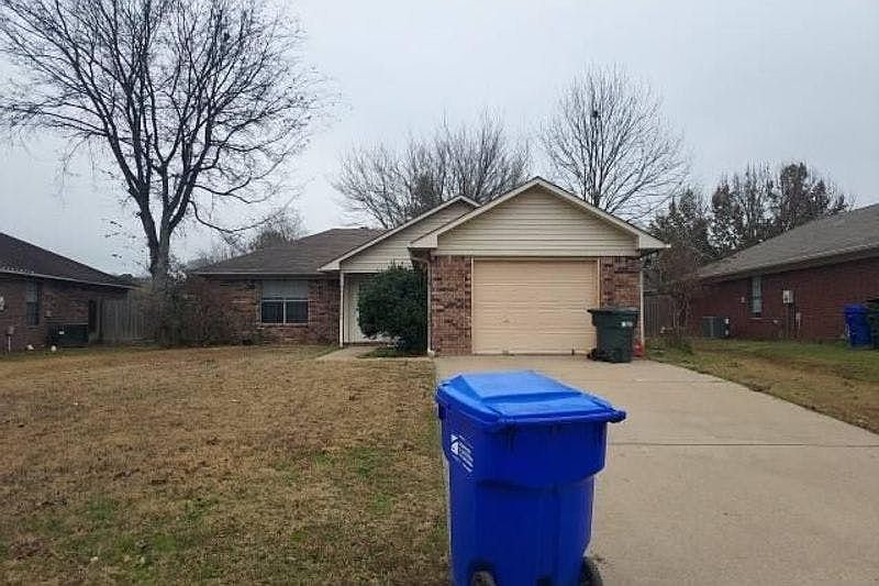 1st image of 2550 Winchester Dr