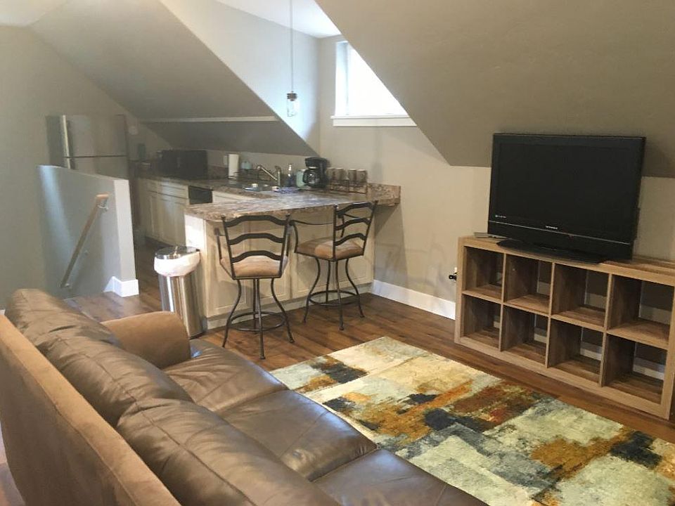 2nd image of 307 University Ave #1