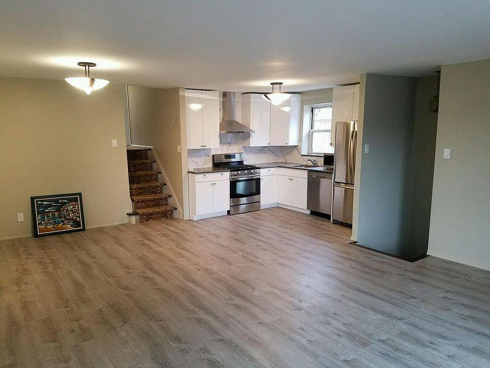 2nd image of 108 Bay 28th St
