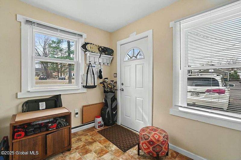 4th image of 25 Hampton Avenue