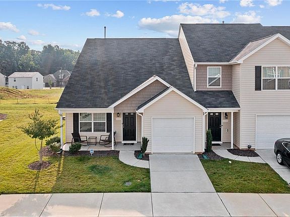 3rd image of 412 Hidden Brook Ln