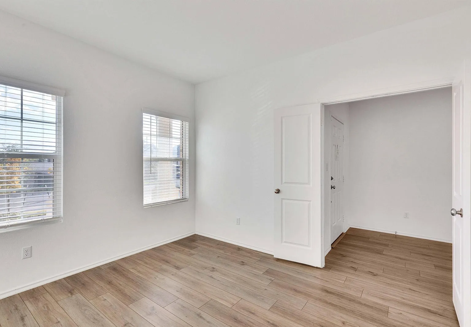 4 bed, 2.5 bath, 2543 sqft, $2,400 — Photo 4