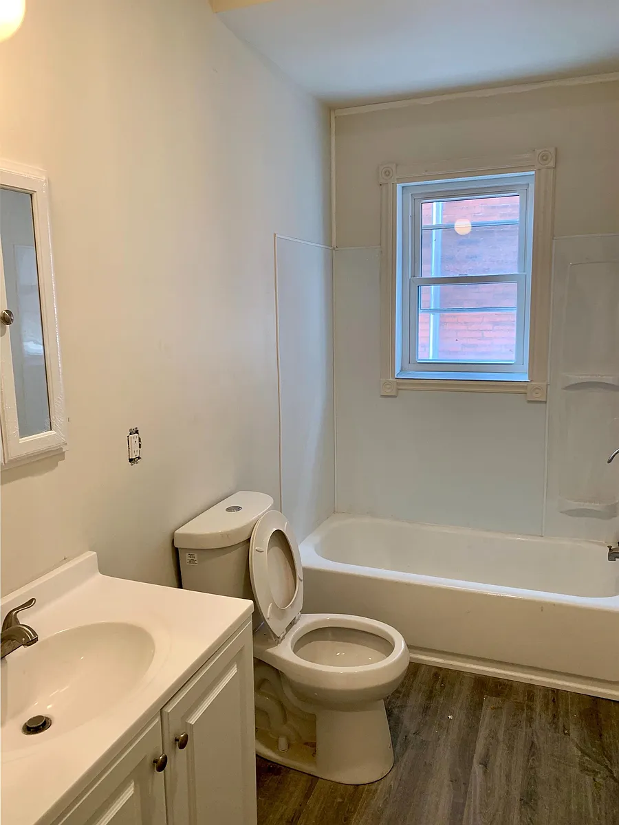 Building Photo - 1420 Union Blvd #2F