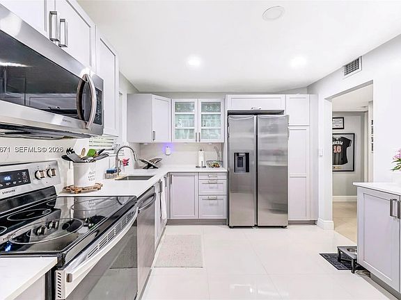 3rd image of 601 Ives Dairy Rd