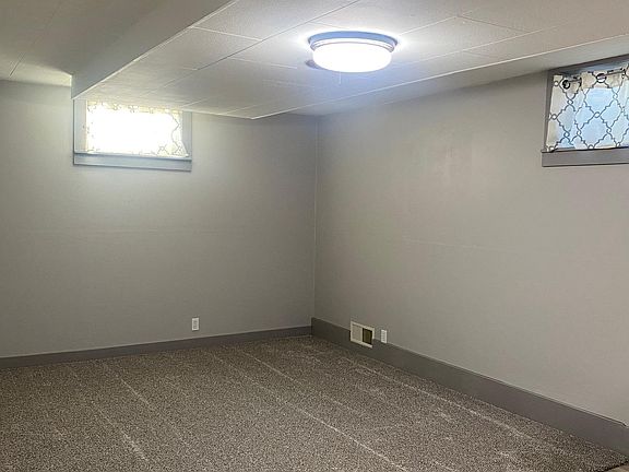 Large living/Kitchen 13'x21'