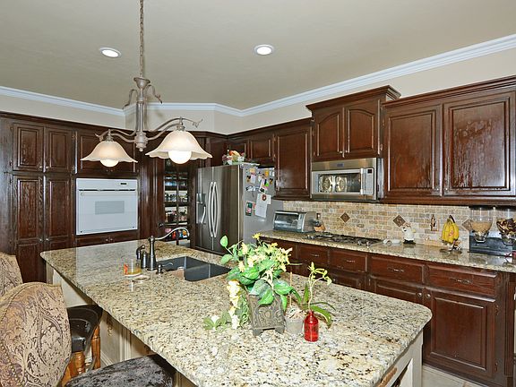 5th image of 15605 Claremont Blvd