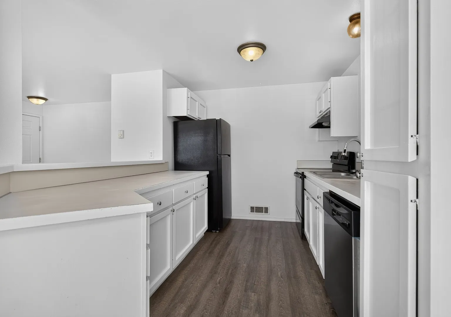Spacious 3 bed Home with Detached Garage! — Photo 3