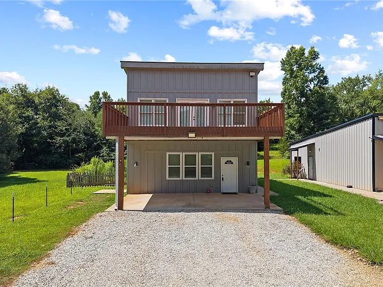 221 Columbus Dr — Photo 1