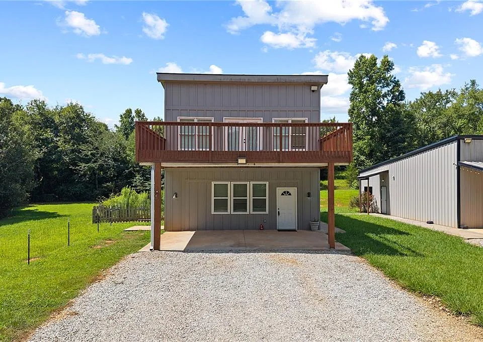 221 Columbus Dr