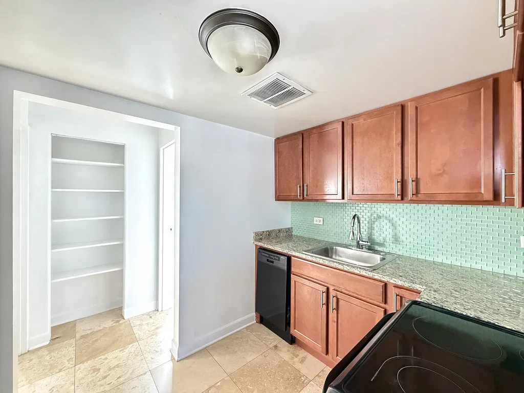 Attractive 1 Bed, 1 Bath at Milwaukee + Howard (Niles) — Photo 4
