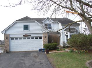 210 Braxton Ct, Grayslake, IL 60030