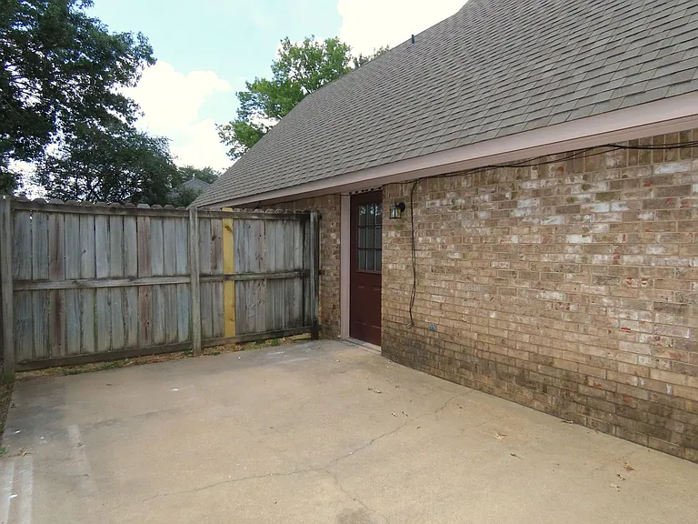 704 Kelli — Photo 32