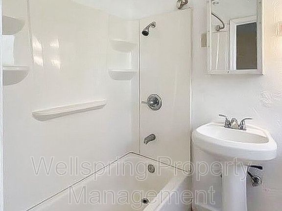 4th image of 530 N San Joaquin St #6