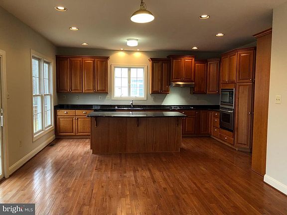 3rd image of 322 Waynebrook Dr